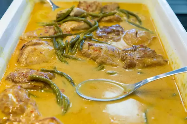 Kokos-Curry mit Hähnchenfleisch und frischen Kräutern