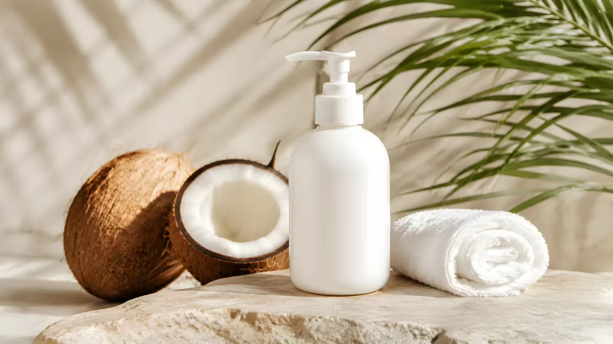 Kokos-Pflegeprodukt mit Handtuch auf Naturstein