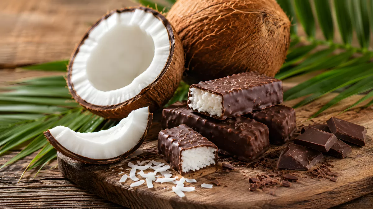 Kokos-Schokoladenriegel mit frischer Kokosnuss