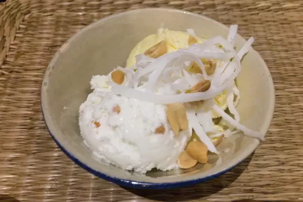 Kokoseis mit Erdnüssen