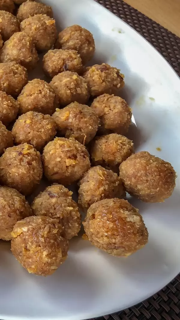 Kokosnuss-Nougat Bällchen auf weißem Teller