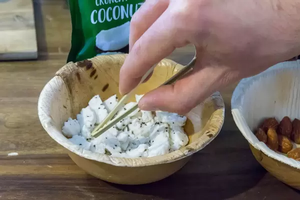Kokosnussfleisch zum Probieren