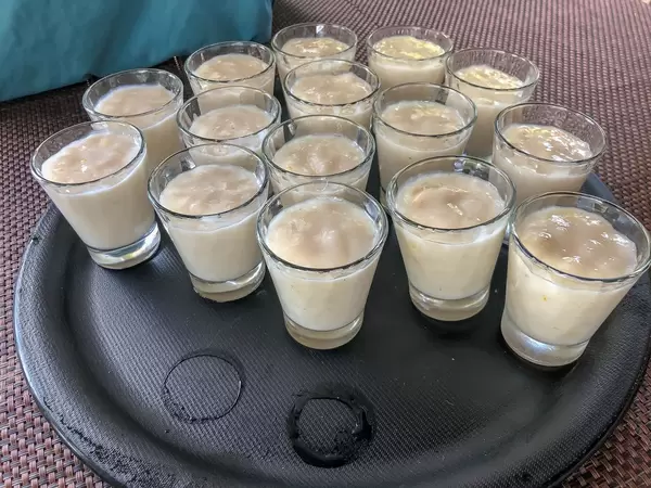 Kokosnusspudding im Glas als Desert auf einem schwarzen Tablet