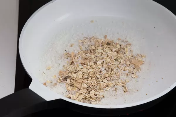 Kokosraspeln und Müsli rösten