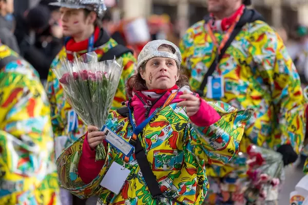 Kölle Alaaf - Bunt gekleidete Truppe beim Rosenmontagszug - Kölner Karneval 2018