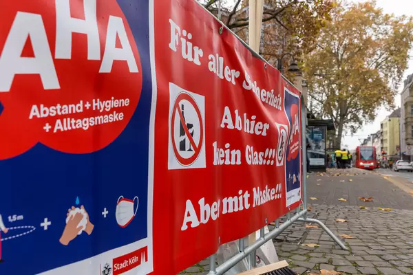 Köln: Karnevals-Auftakt in Corona-Zeiten: Banner mit AHA-Regeln und Glasverbot in der Zülpicher Straße