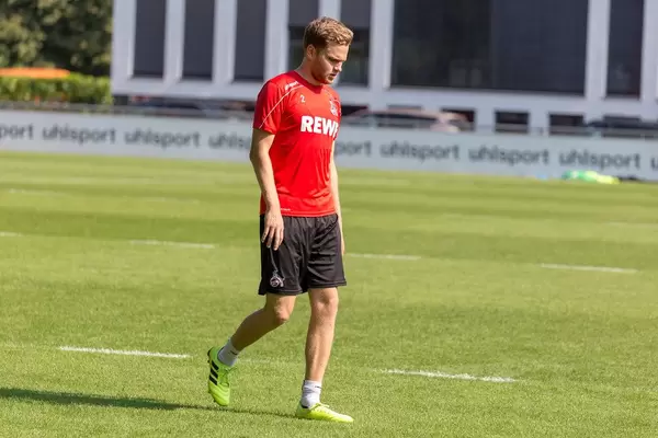 Kölner Abwehrspieler Benno Schmitz läuft beim Training mit gesenktem Kopf über das Fußballfeld