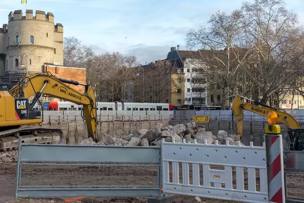 Kölner Baustelle am Rudolfplatz mit zwei Baggern und Bauabsperrung