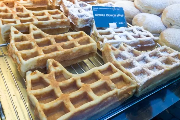 Kölner Dom Waffel mit Puderzucker und ohne