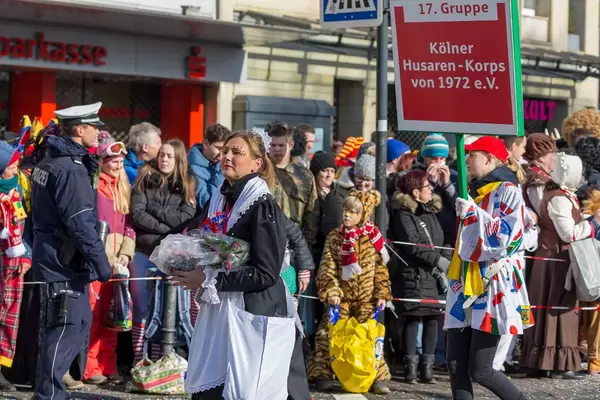 Kölner Husaren-Korps von 1972 beim Rosenmontagszug - Kölner Karneval 2018