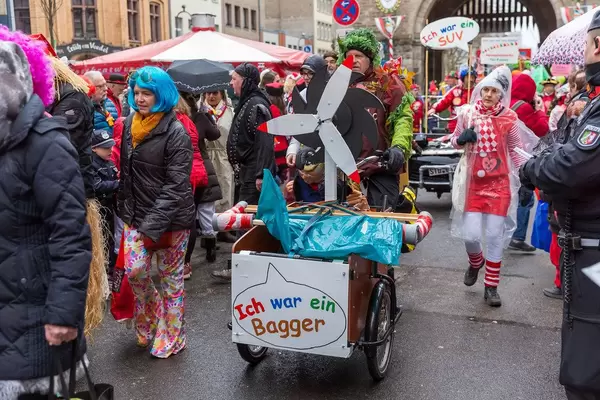 Kölner Jecken der Pappnasen-Rotschwarz für eine autofreie Stadt und regenerative Energien