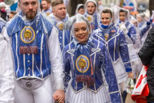 Kölner Karneval 2020: das Tanzcorps "Kölner Rheinveilchen e.V." im Blau-Weiß und mit Regenponchos beim Rosenmontagsumzug