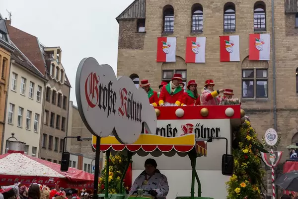 Kölner Karneval 2020: der Wagen der Große Kölner Karnevalsgesellschaft 1882 am Severinstorburg