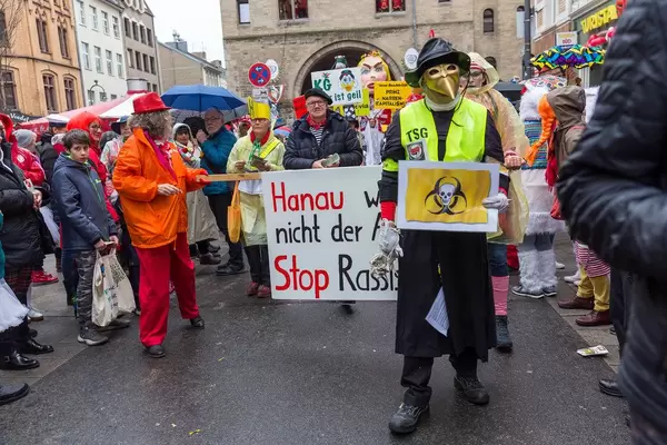 Kölner Karneval ist bunt: Narren beim Rosenmontagszug am Severinstor zeigen Flagge gegen Rechts