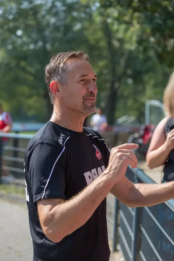 Kölner Mannschaftstrainer Achim Beierlorzer trifft Fußballfans nach dem Mannschaftstraining am Geißbockheim