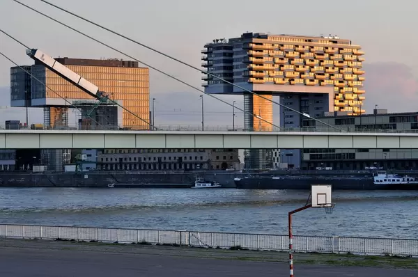 Kölns Kranhäuser bei Sonnenuntergang