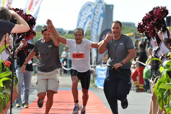 Kölntriathlon: Zielankunft mit der Staffel