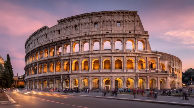 Kolosseum in Rom bei Sonnenuntergang mit Besuchern