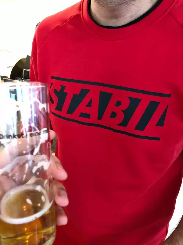 Kölsch in der Hand und Stabil Sweatshirt in rot