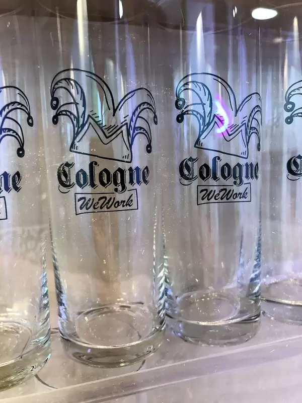 Kölschgläser bei WeWork Cologne in spezieller Karnevalausführung