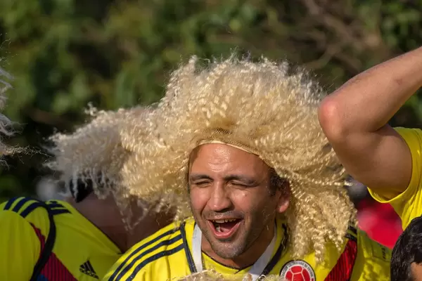 Kolumbianische Fußballfans mit Perücken