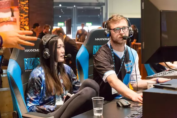 Kommentatoren am Messestand von Activision Blizzard - Gamescom 2017, Köln