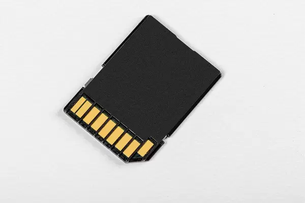 Kompakte Speicherkarte für Fotos auf weißem Hintergrund