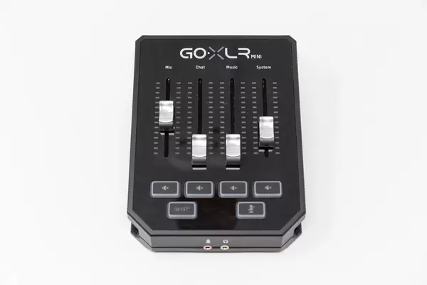 Kompakter Kleinmixer, Podcast Michpult von TC Helicon: GO XLR MINI vor weißem Hintergrund