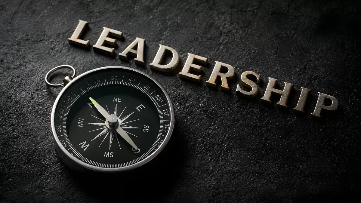 Kompass auf dunklem Untergrund mit Schriftzug Leadership
