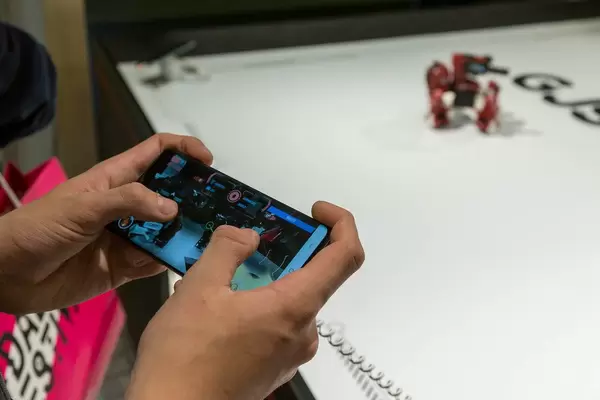 Komsa Gaming-Roboter: Mann steuert per Smartphone den GJS Robot