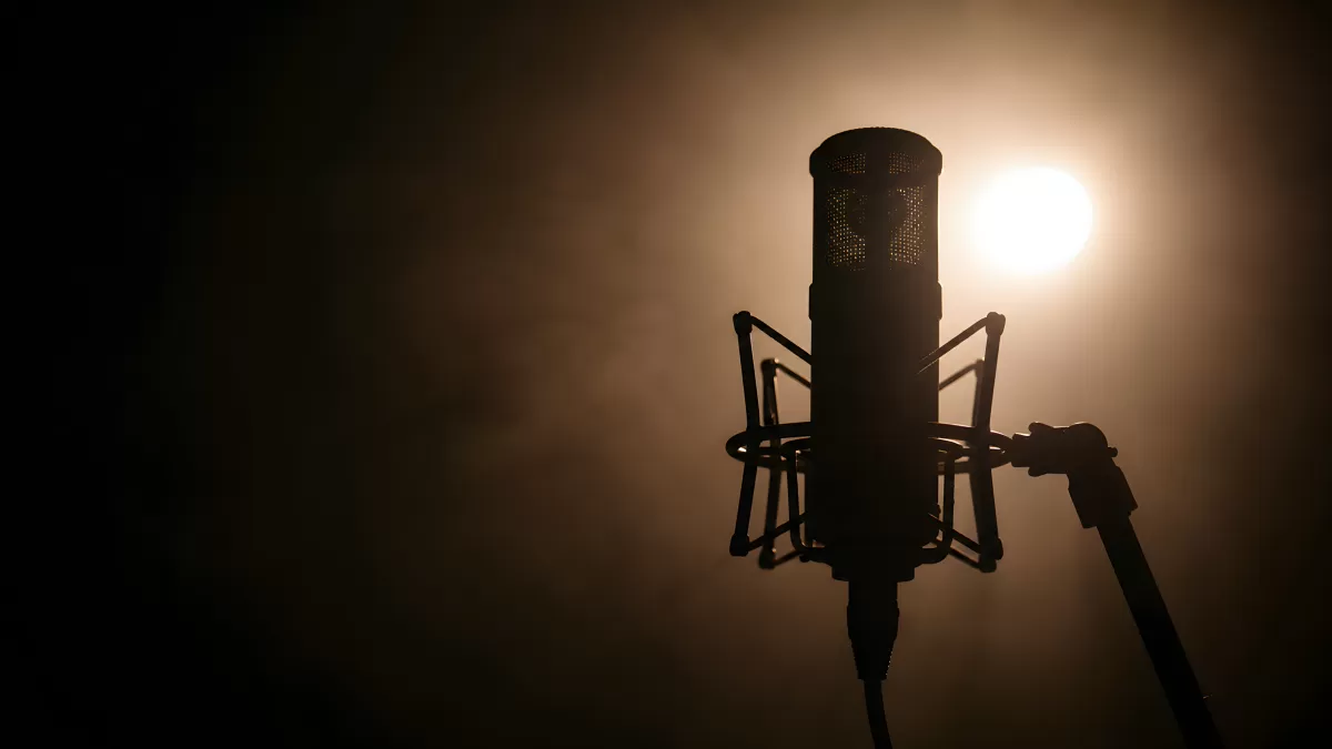 Kondensatormikrofon im Gegenlicht eines Tonstudios