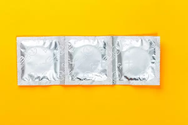 Kondome auf gelbem Hintergrund