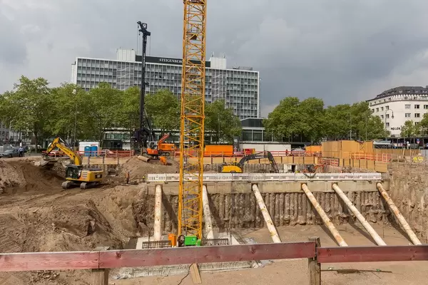 Konstruktion auf dem Rudolfplatz mit dem Steigenberger Hotel im Hintergrund in Köln