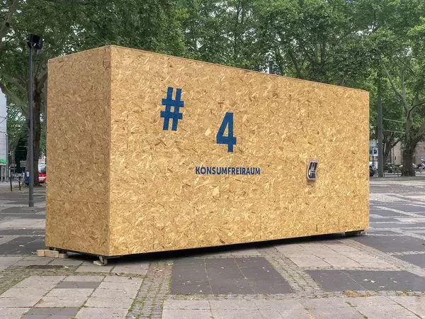 Konsumfreiraum-Kunstwerk aus Sperrholz kritisiert Konsumgesellschaft an der Schildergasse in Köln, während des Kunstfestivals Impulse Theater Festival