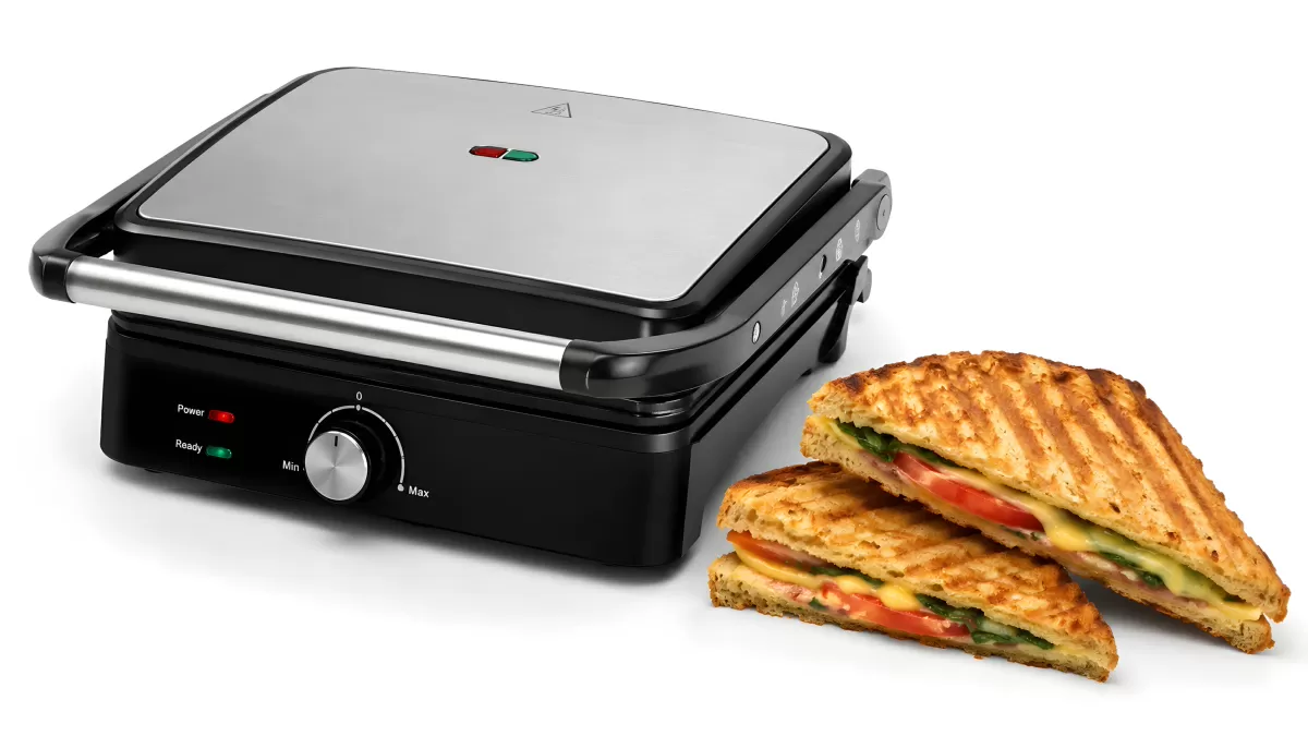 Kontaktgrill mit gegrilltem Panini-Sandwich auf weißem Hintergrund