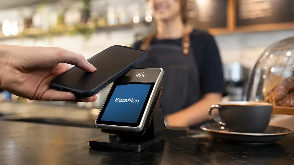 Kontaktlos im Café mit dem Smartphone bezahlen