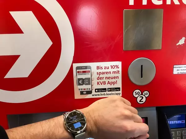 Kontaktlose Zahlung für die ÖPNV am Ticketautomaten in Köln mit Smartwatch und Garmin Pay