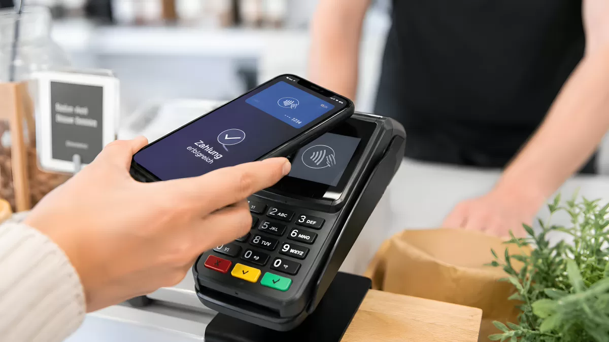 Kontaktloses Bezahlen mit Smartphone am Kassenterminal