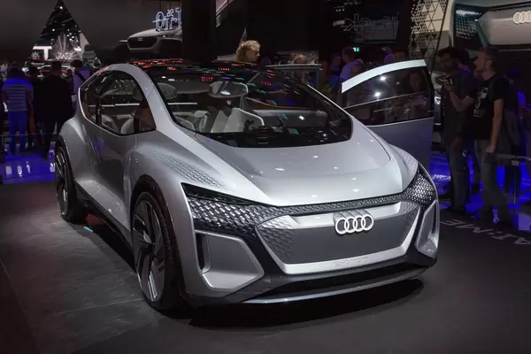 Konzeptauto für Elektromobilität: Audi e-tron AI:ME, mit  Eye-Tracking-System-Displays