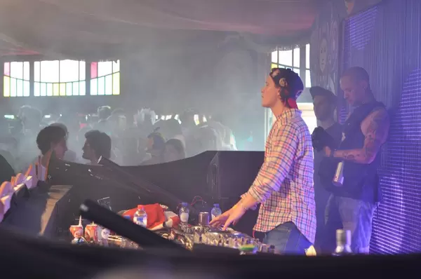 Kopfhörer auf, jetzt wird's ernst - DJ Kygo @ Musikfestival Tomorrowland 2014