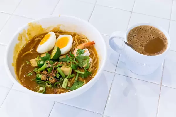 Kopi-Kaffee und Suppe im Food Republic Singapur