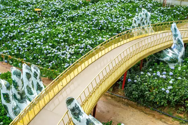 Kopie der Goldenen Brücke mit riesigen Steinhänden in Da Lat, Vietnam