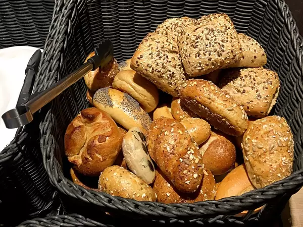 Korb mit Brötchen.