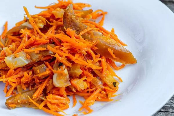 Korean carrots with pieces of smoked pork ears (Flip 2019)