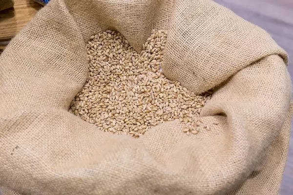 Körner zum Backen in einem Leinensack