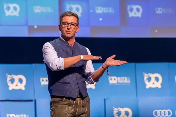 Körpersprache bei Reden in der Öffentlichkeit: Schauspieler Hans Sigl auf der ICM Hauptbühne