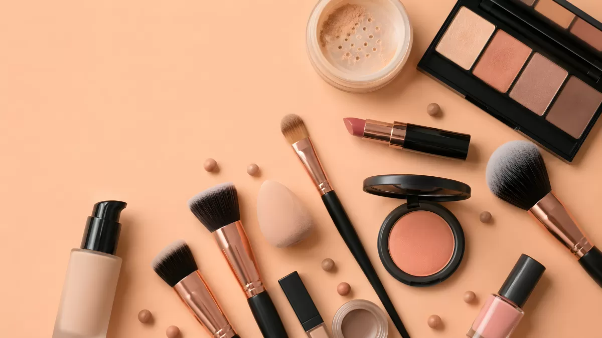 Kosmetik-Flatlay mit Make-up-Produkten in Nude-Tönen