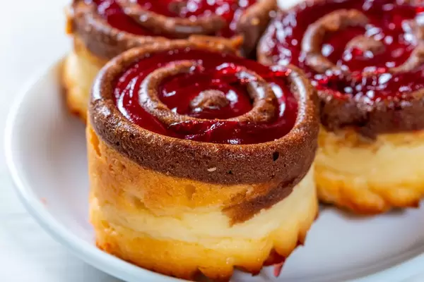Köstliche Gebäck-Rollen mit roter Creme  - Nahaufnahme
