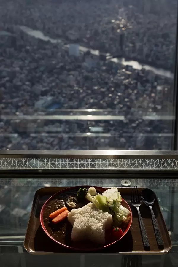 Köstliche Mahlzeit und ein herrlicher Ausblick, Tokyo