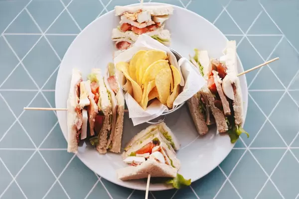 Köstliche Sandwiches und Chips, von oben fotografiert